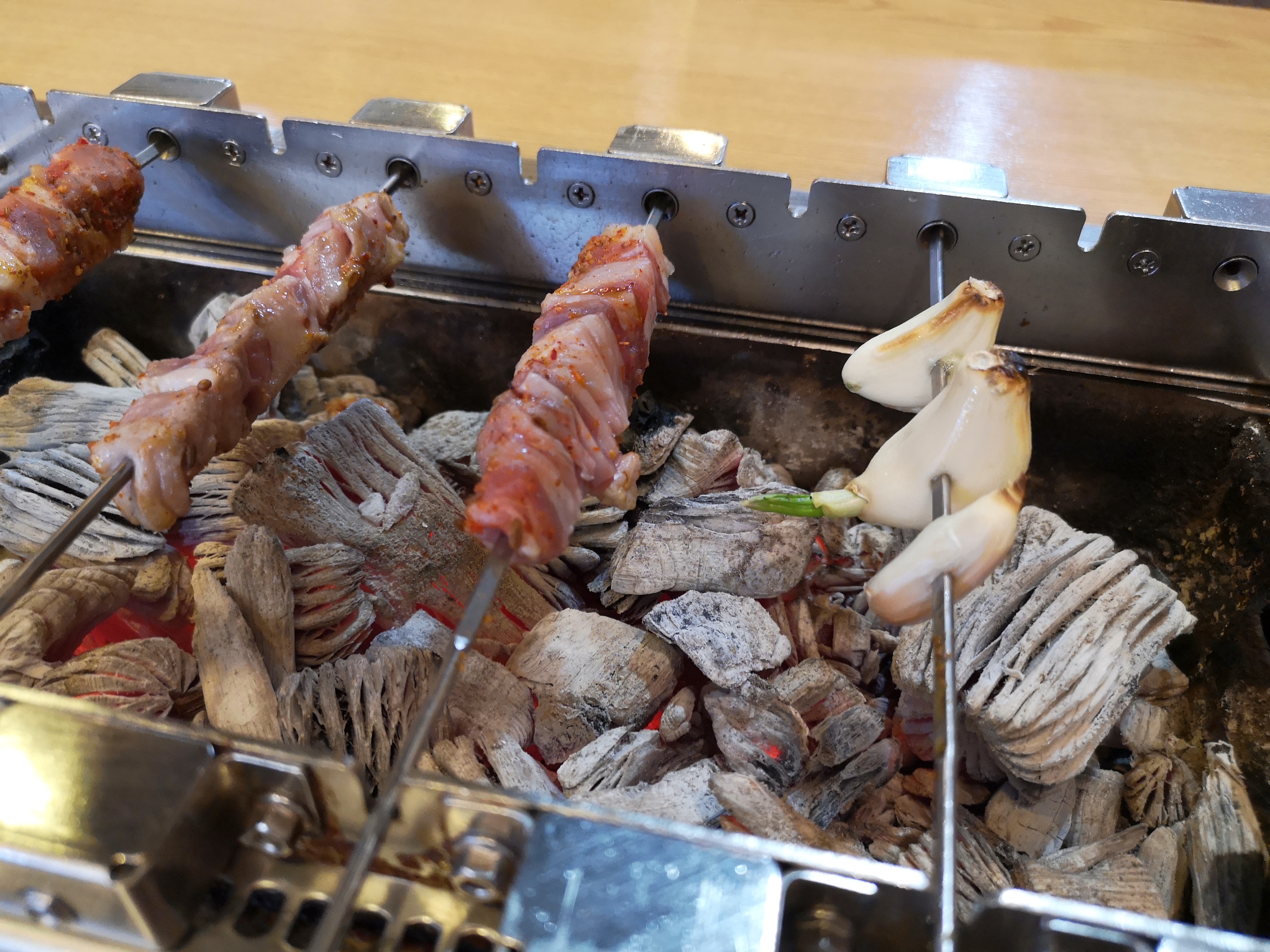 【首爾建大美食】京城羊肉串,媒體報導名店,烤盤自己轉好吃又好玩 @小環妞 幸福足跡
