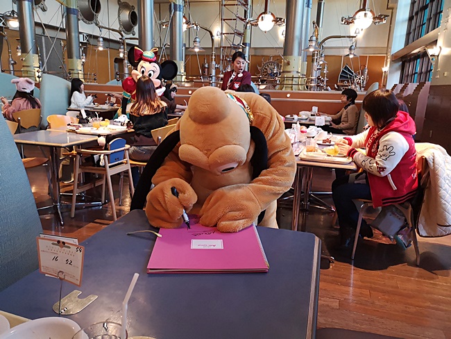 【東京迪士尼餐廳】水平線海灣餐廳-海洋迪士尼,有玩偶陪吃超夯! @小環妞 幸福足跡