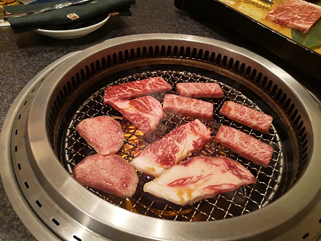 【六歌仙燒肉亭】東京新宿超熱門海鮮+燒肉吃到飽,務必先訂位! @小環妞 幸福足跡