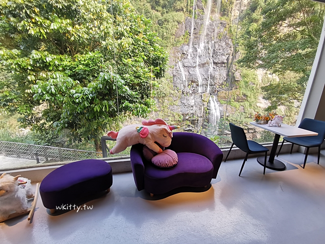 【烏來景觀餐廳】瀑布3號咖啡餐廳,IG爆紅的沙發瀑布照就在這裡! @小環妞 幸福足跡