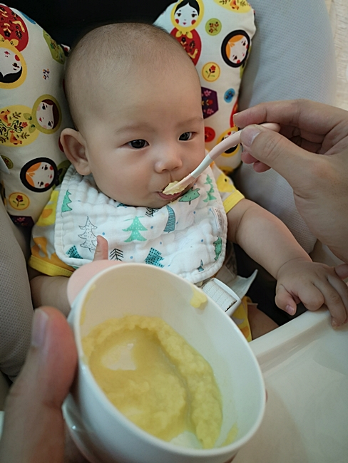 【4m~5m嬰兒副食品菜單】玉米筍泥,香甜的小玉米,寶寶的最愛喔 @小環妞 幸福足跡