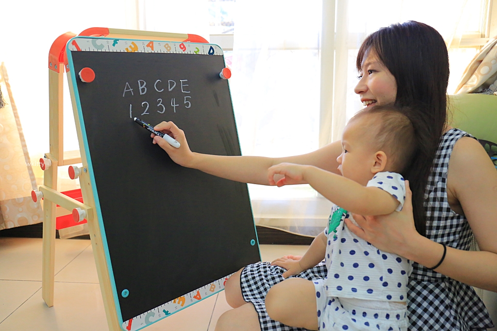 【Top Bright二合一畫板書桌團購】可當畫板也可當書桌,一路用到小孩12歲! @小環妞 幸福足跡