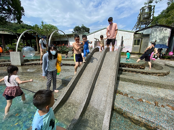 【桃米親水公園】2023夏日開放玩水啦,免費的玩水景點快帶小孩來消暑 @小環妞 幸福足跡